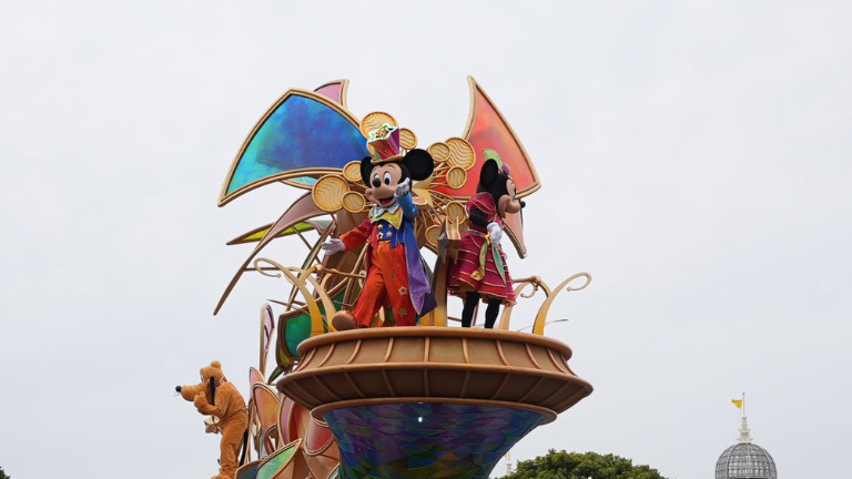 東京ディズニーランドのパレードでフロートに乗るミッキーマウスとミニーマウス